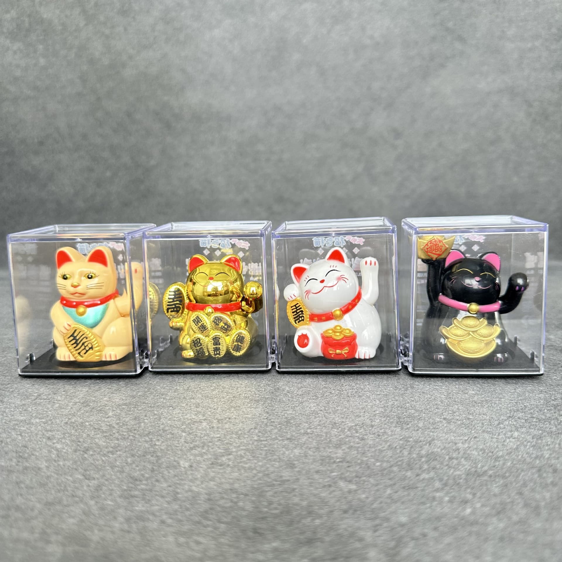 Solar-powered lucky cat miniature shaking cat, car interior decoration, office gift, opening ceremony ornament.