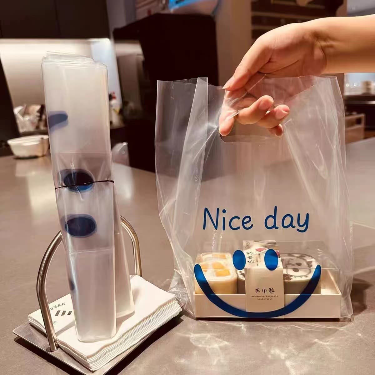 Transparent baking packing bag bread cake shop handbag dessert shop plastic bag packing box takeaway bag