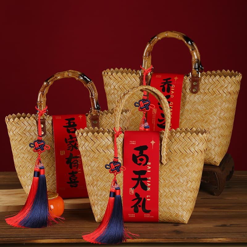 Chinese woven baskets for festive occasions, full moon celebrations, birthday parties, housewarming gifts, large-capacity hand-held vegetable baskets, and plastic woven picnic bags.