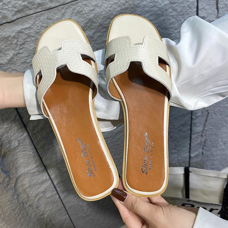 2026 Summer New Style Women's Slippers, Fashionable Soft Leather Flat Beach Sandals, Versatile and Chic