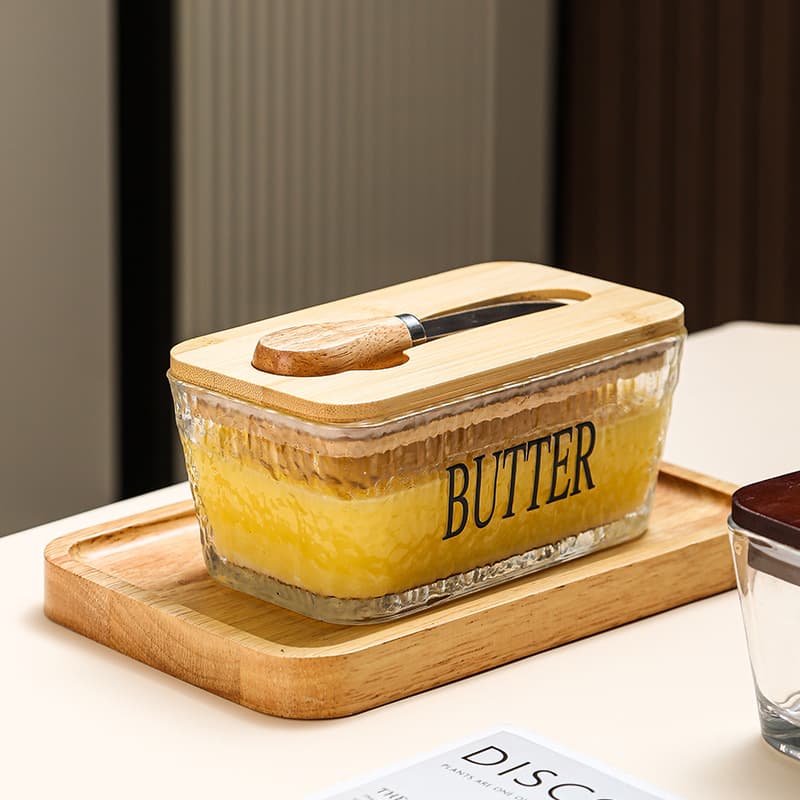 Western-style glass airtight butter box with lid and spatula, rectangular household cheese preservation jar.