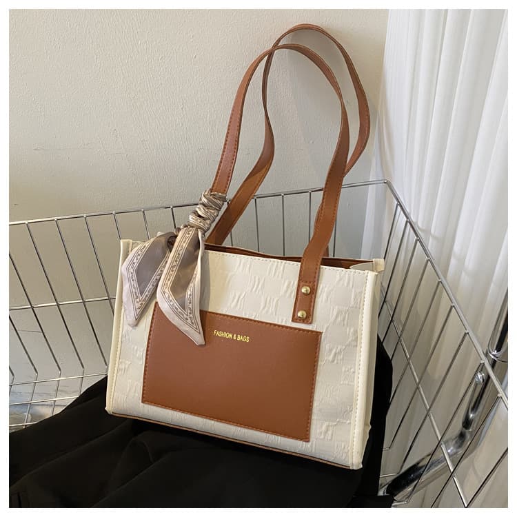 Large-capacity textured handbag women's 2026 new summer shoulder bag versatile internet celebrity tote bag summer bag