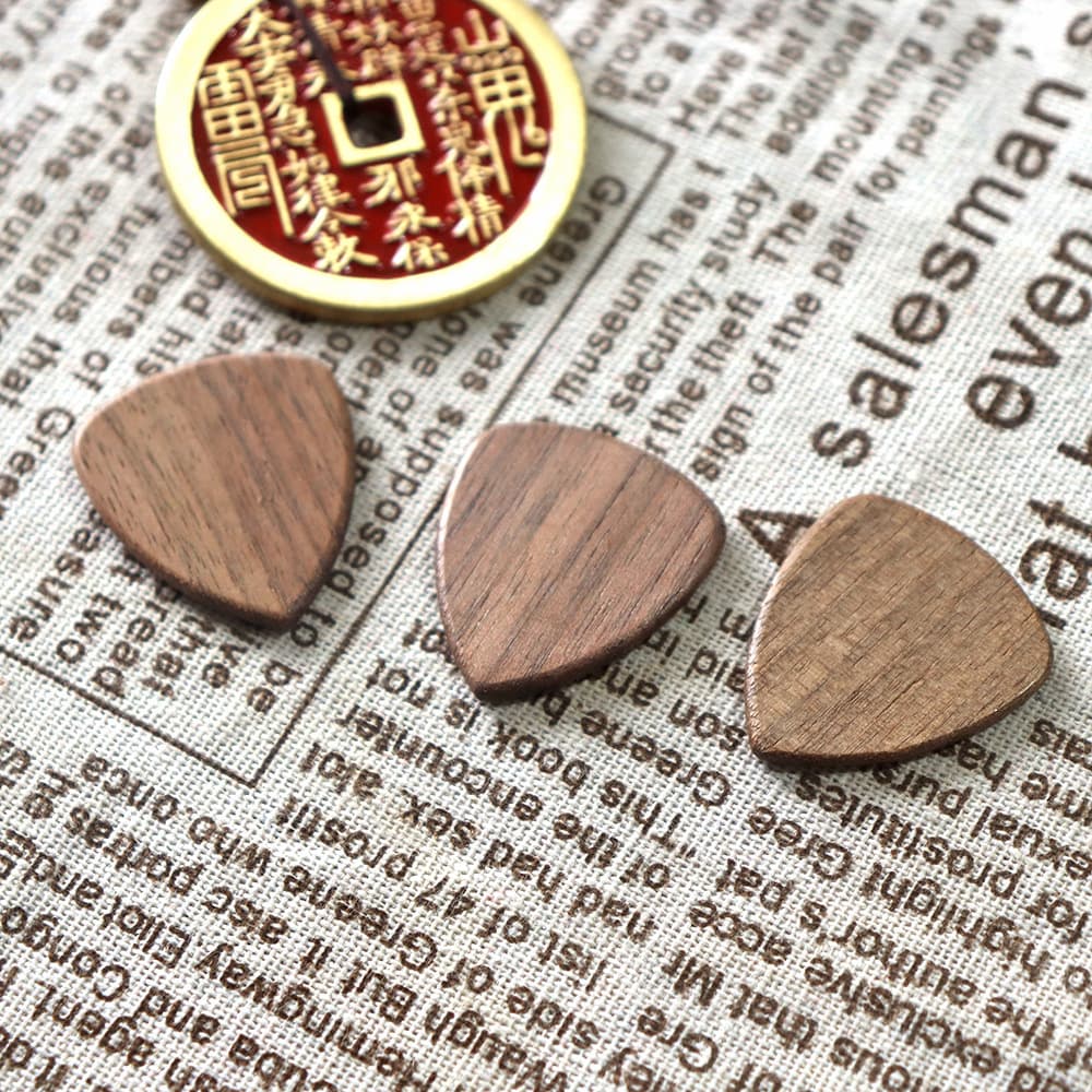 Solid Wood Guitar Pick Black Walnut Guitar Plectrum Electric Guitar Universal Wooden Pick Gift