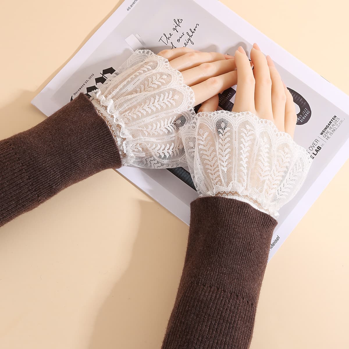 Wholesale lace short-sleeved faux sleeves, women's versatile mesh decorative sleeves, black and white faux cuffs, sweatshirt gloves
