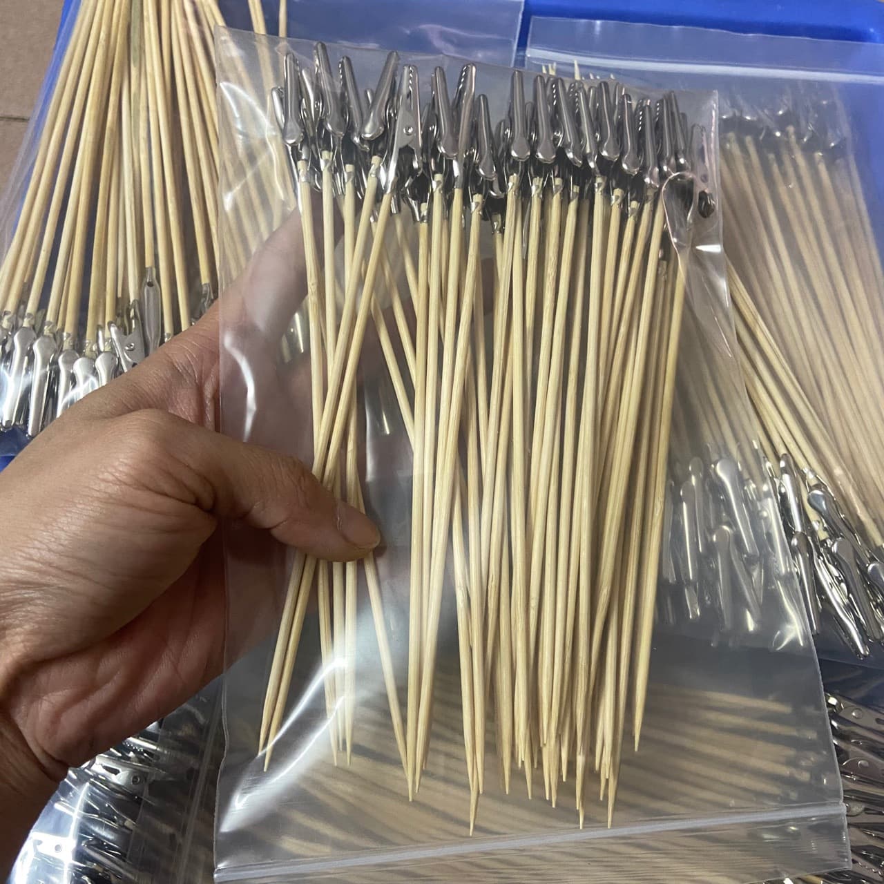 Bamboo skewer painting alligator clips, spray paint clips, Gundam figure model clips, finished bamboo skewer painting clips