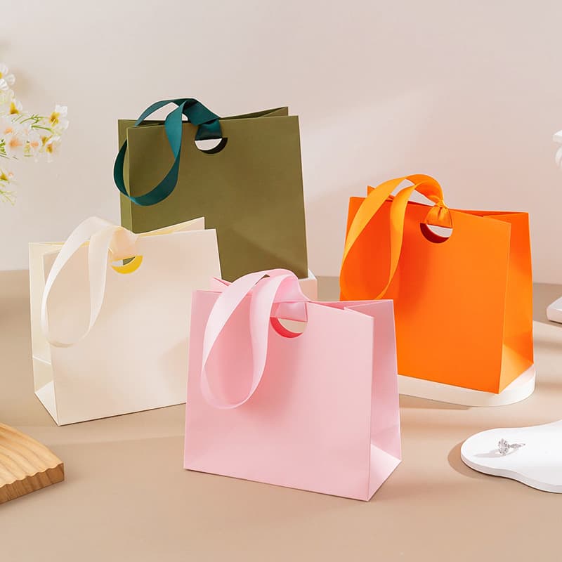 Jewelry packaging bag with customizable logo, premium hand-held paper bag for cosmetics, lipstick, jewelry, and gift bags