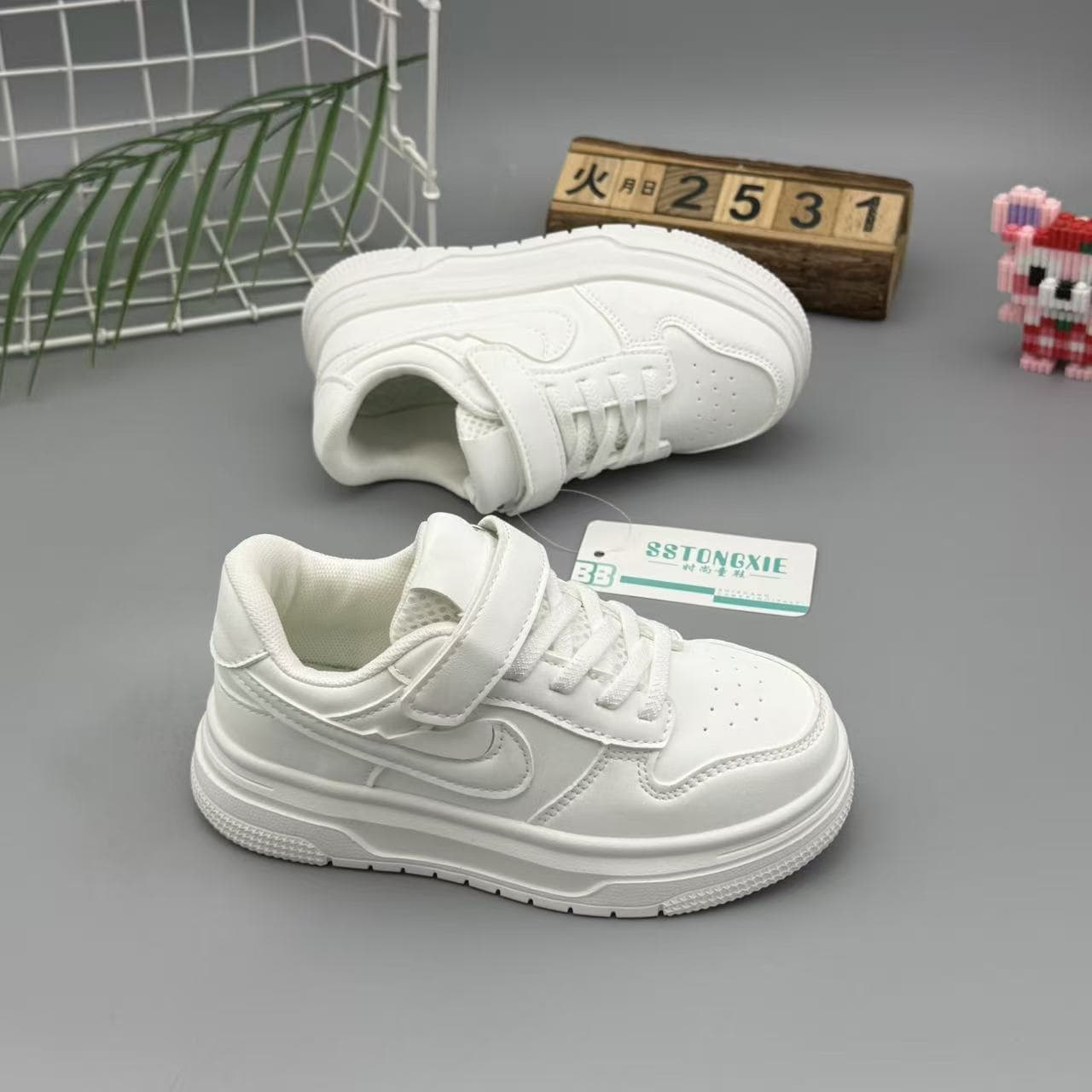 Children's white sneakers, low-top athletic shoes, boys' and girls' sneakers, 2025 autumn new style, leather upper, lightweight sole, Velcro closure for medium and large children.