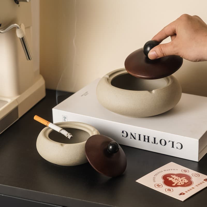 High-End Vintage Luxury Ceramic Ashtray with Lid, Simple Anti-Ash Design, Deep and Large Size, Birthday Gift for Men