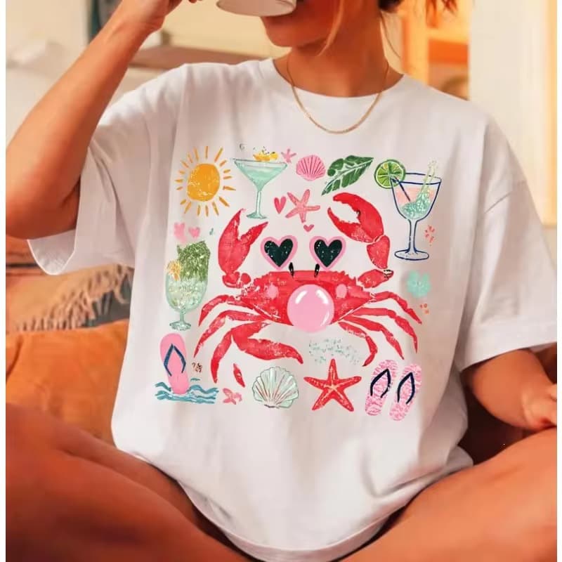 Retro crab summer beach graphic t-shirt cute coastal cocktail ocean print t-shirt stylish vacation