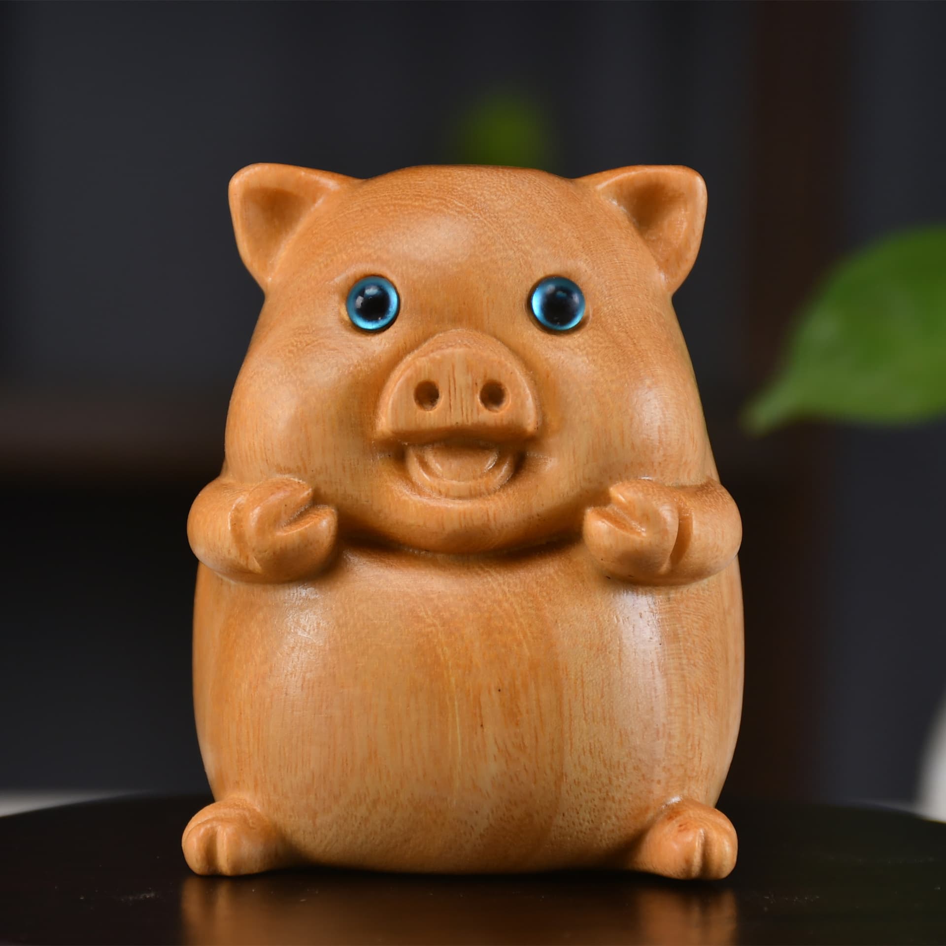 Boxwood Cute Pig Desktop Ornament, Smooth Sailing Pig Wealth Pig Creative Desktop Decoration Solid Wood Craft