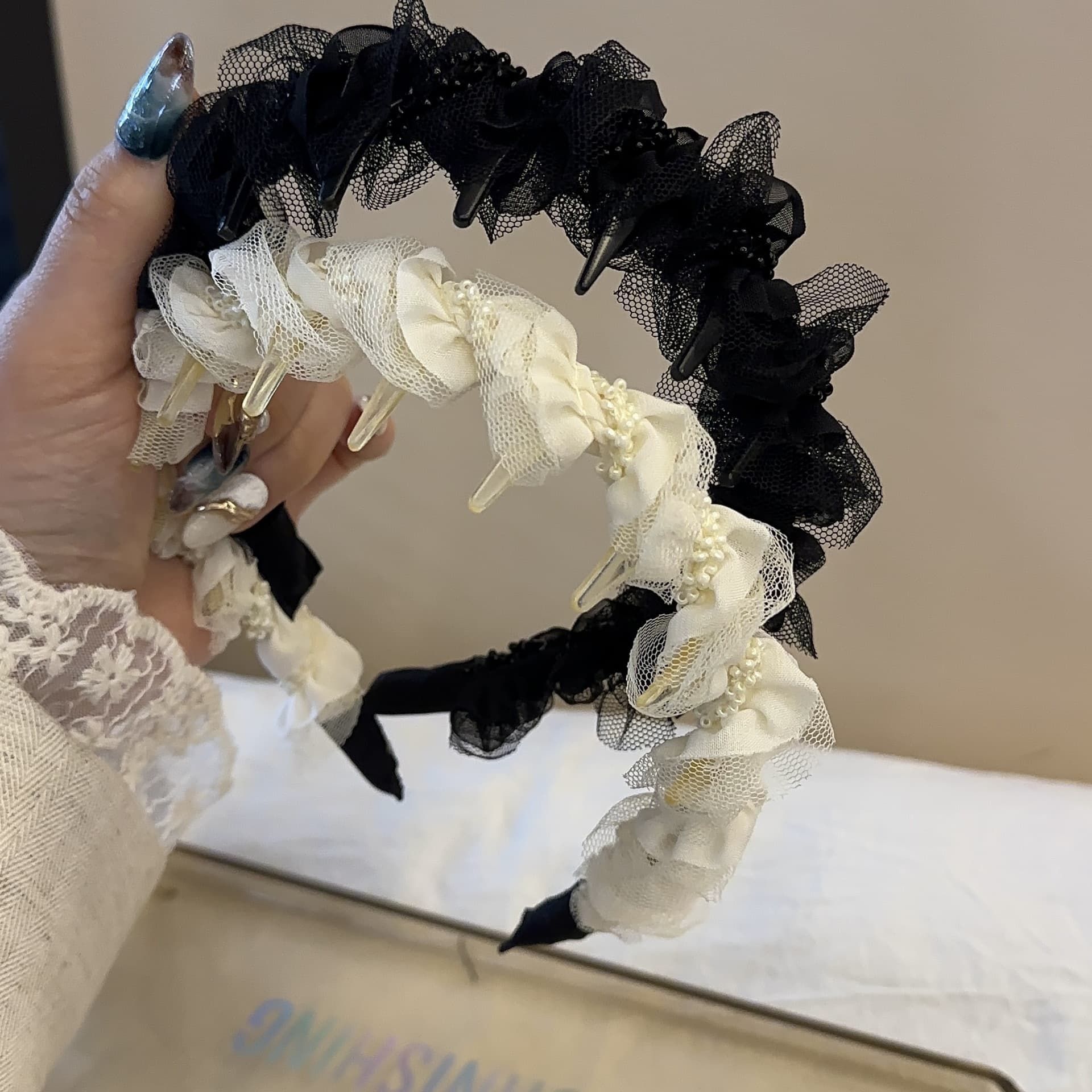 Korean-style pleated wrap yarn hairband with teeth for flyaways, non-slip headband for summer face washing and outings, ultra-fairy design.