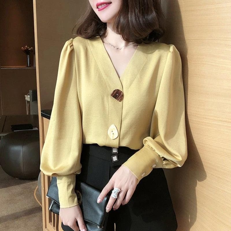 Women's Designer Blouse with Vintage Hong Kong Style, V-Neck, Lantern Sleeves, Lightweight and Mature Look, 2025 Autumn New Arrival