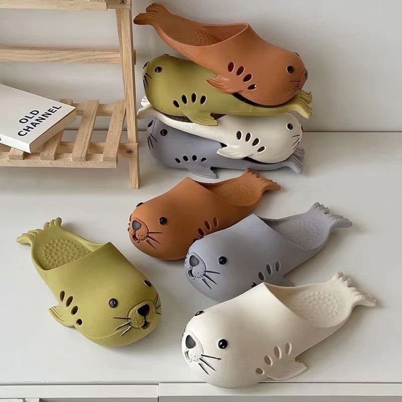 New Couple Croc Charms Shoes Men Ins Cartoon Cute Seal Home Outdoor Anti-Slip Closed-Toe Sandals Women Students