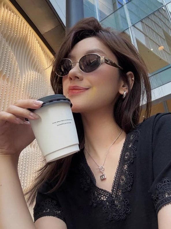 Nanyou European Style 2026 Summer New Designer V-Neck Lace Patchwork Short Sleeve T-Shirt for Women Slimming