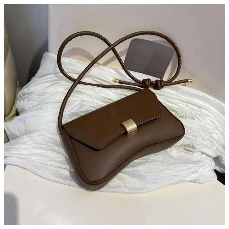 High-end bags for women 2024 new baguette bag, retro portable armpit bag, western style girl's shoulder crossbody bag