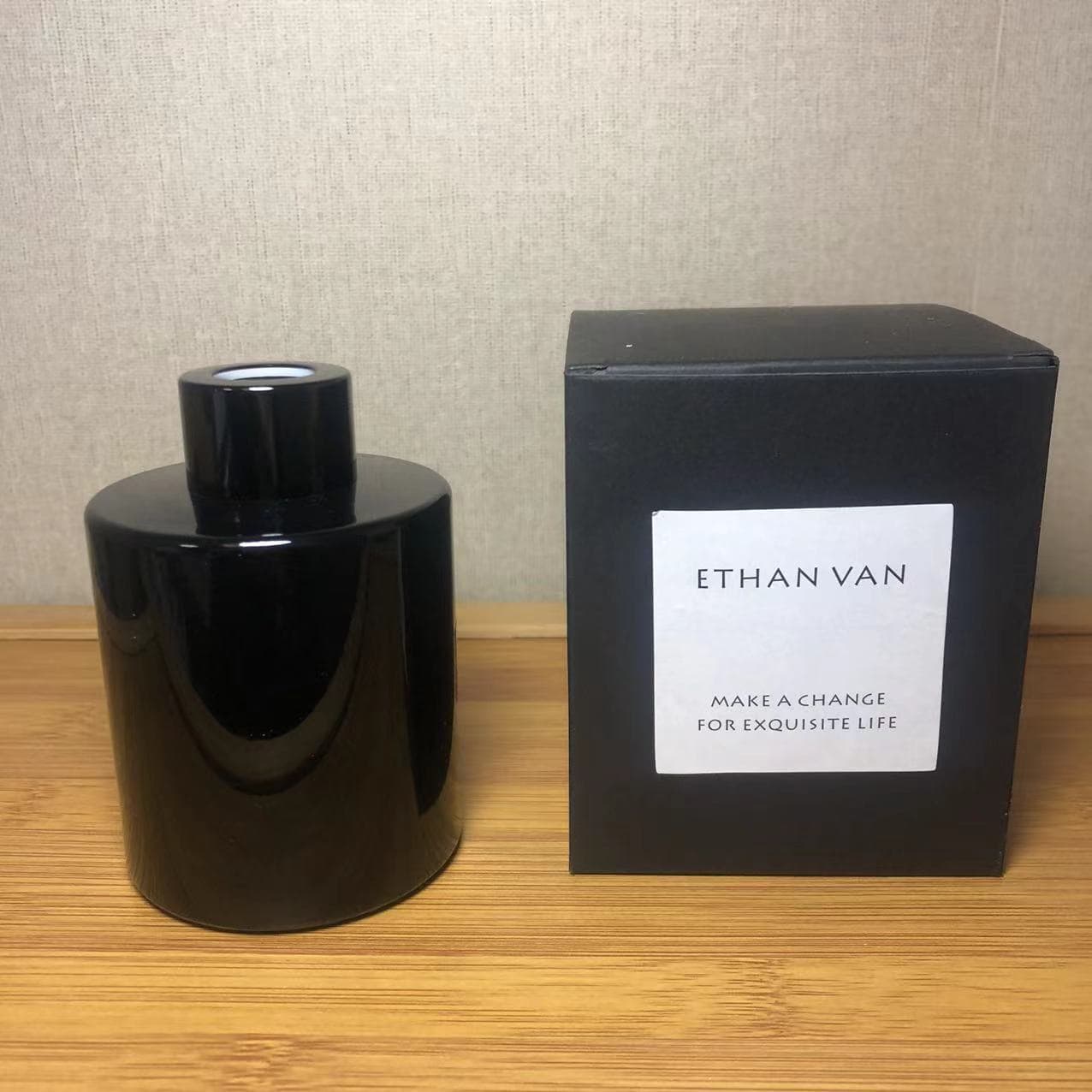 Spot wholesale 150ml high cylindrical black and white classic aromatherapy glass bottle fire-free rattan volatile aromatherapy glass bottle