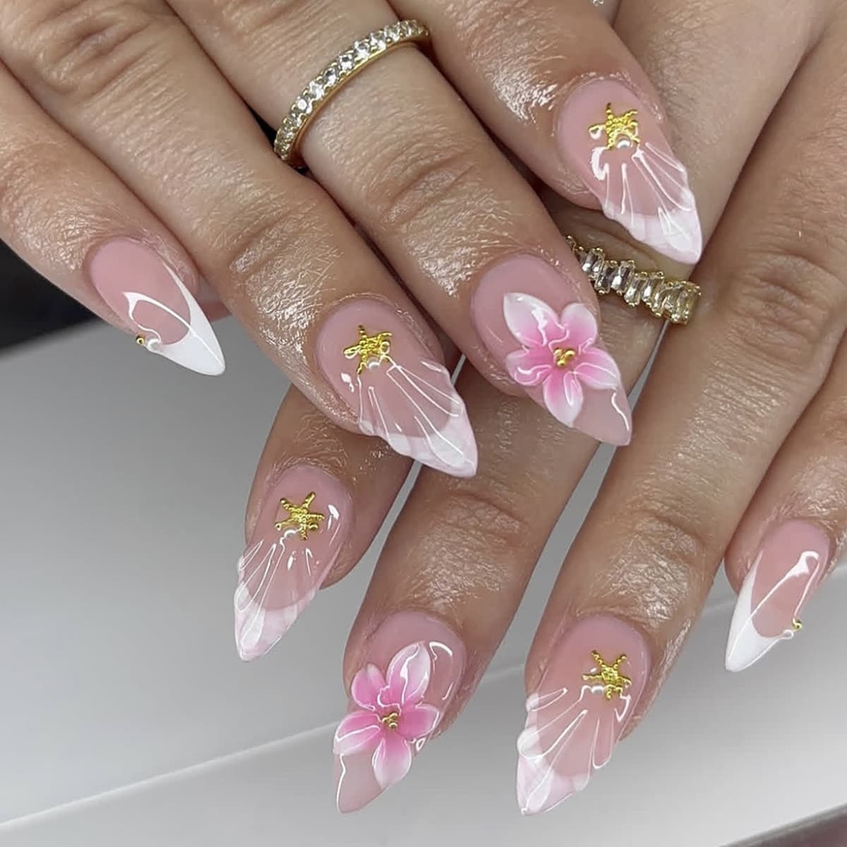 Medium Almond-Shaped Simple White French Tip 3D Flower Pearl Starfish False Nail Stickers for Wear