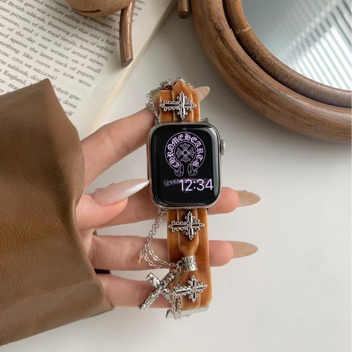 Suitable for apple watch Apple watch strap iwatchs987 generation SE2 watch chain velvet pendant personality female