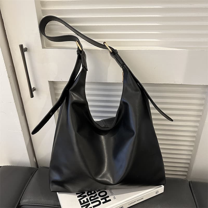Large capacity, stylish and practical shoulder bag for commuting, new winter 2023 style, versatile and elegant tote bag for women.