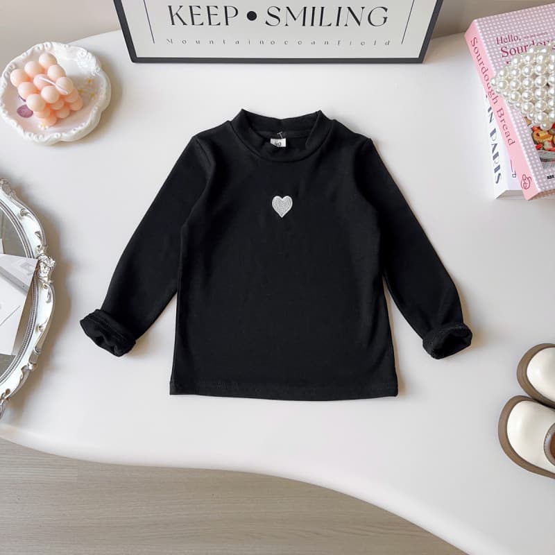 New Spring Korean Style Girls Long Sleeve Base Layer Shirt with Half High Collar and Heart Embroidery, Fresh Top for Girls