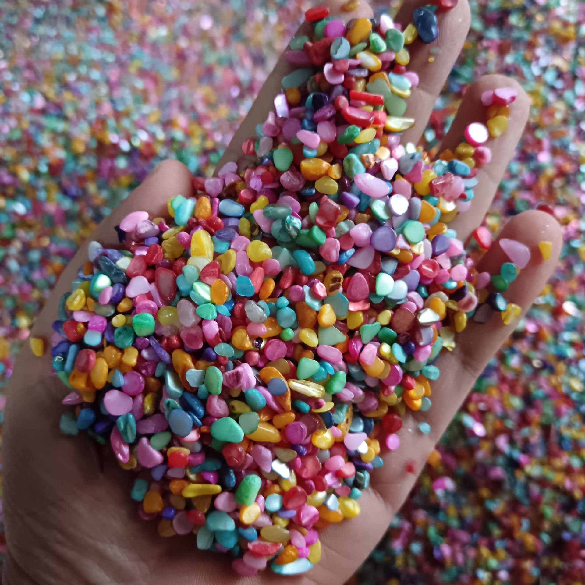 100g pack of dyed shell gravel jewelry decoration artificial stone shell stone mobile phone case decoration colorful shell pieces