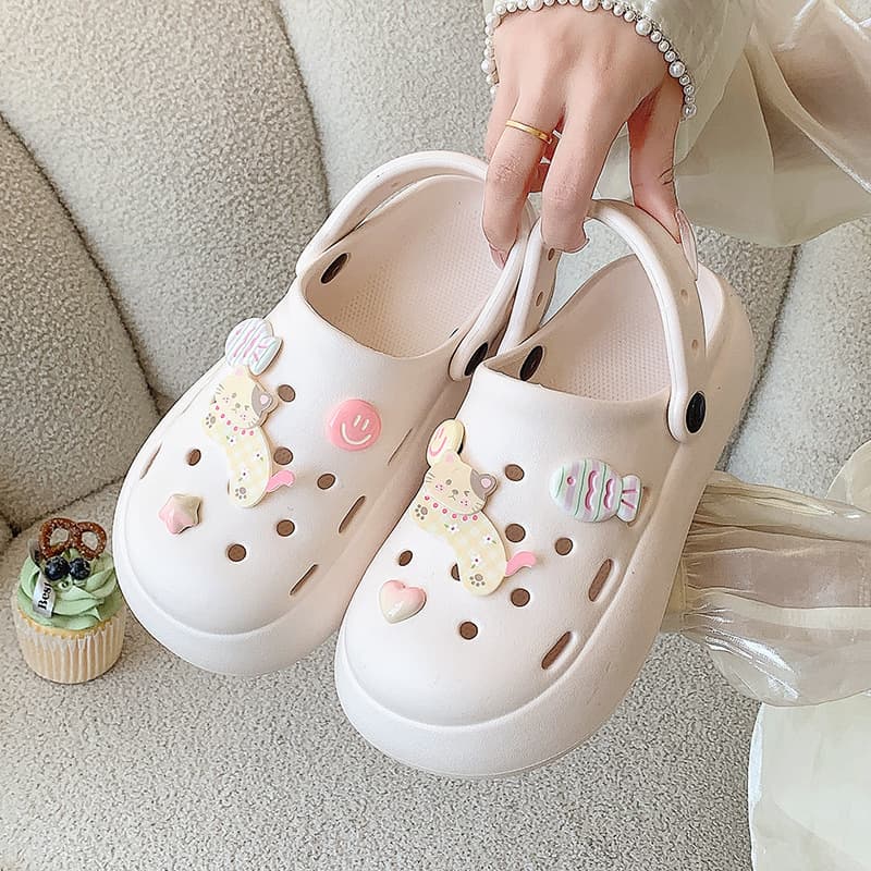 【Xinxuan】Cute Cat Slippers Thick Sole Cloud-like Feel Hole Shoes Women Outdoor Breathable Anti-slip Sandals