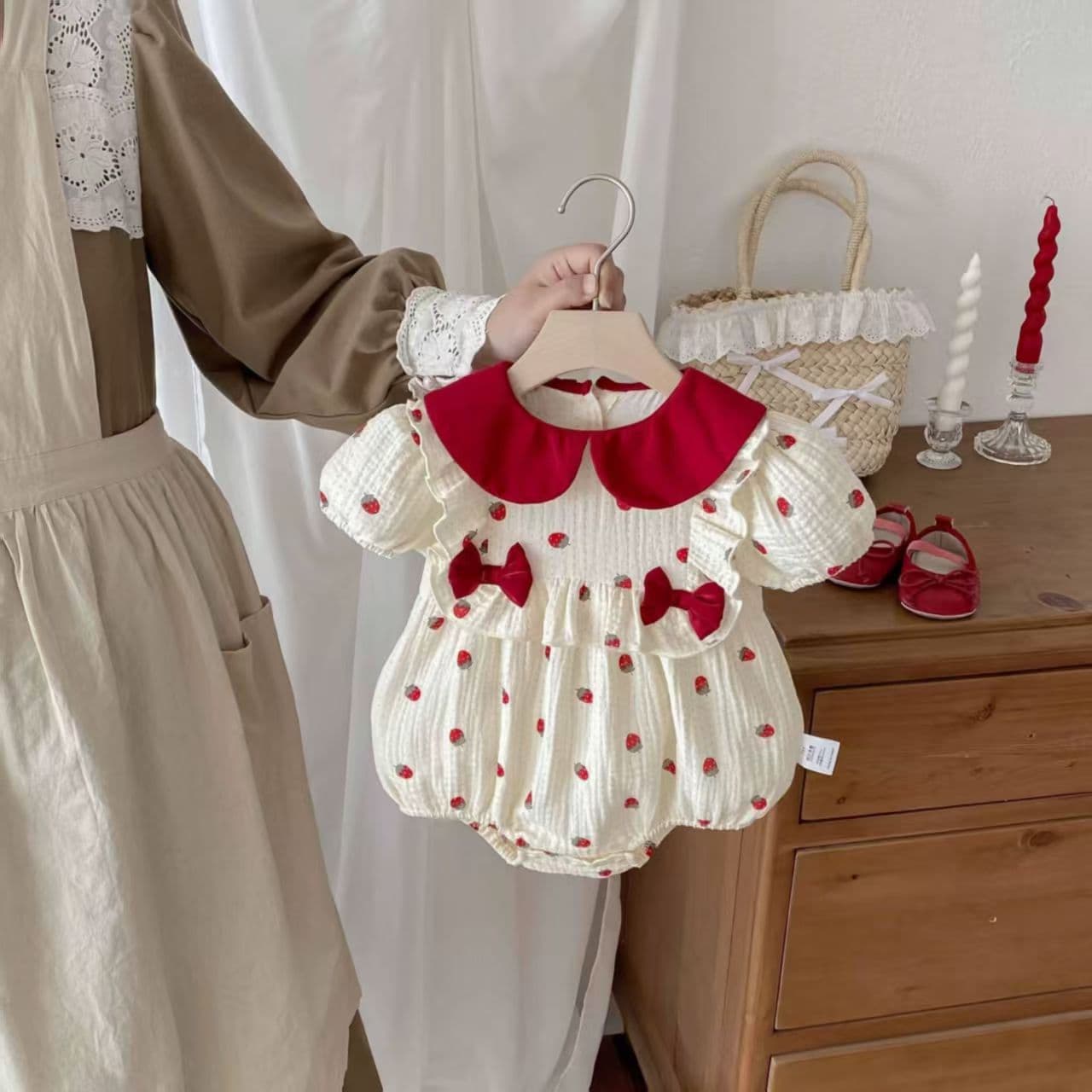 Summer new cute style baby strawberry sweetheart sling bag fart girl baby crawling suit