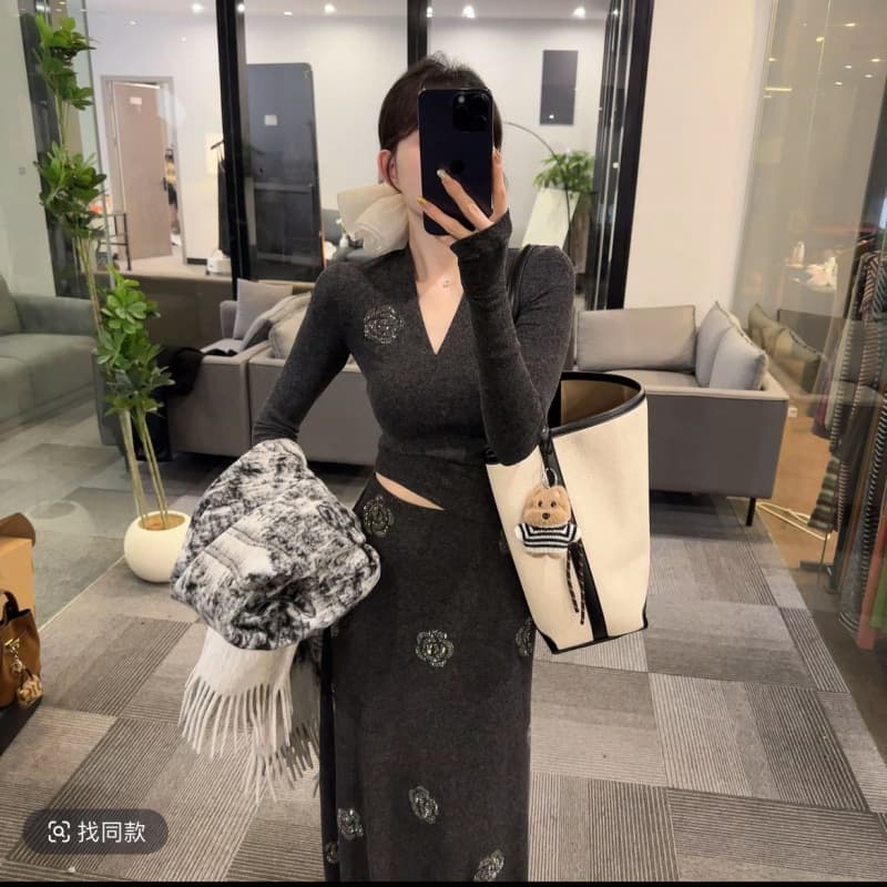 OS&oneshow 2025 Winter Versatile Fashion French Rhinestone Set Slimming Top Light Mature Style Long Skirt