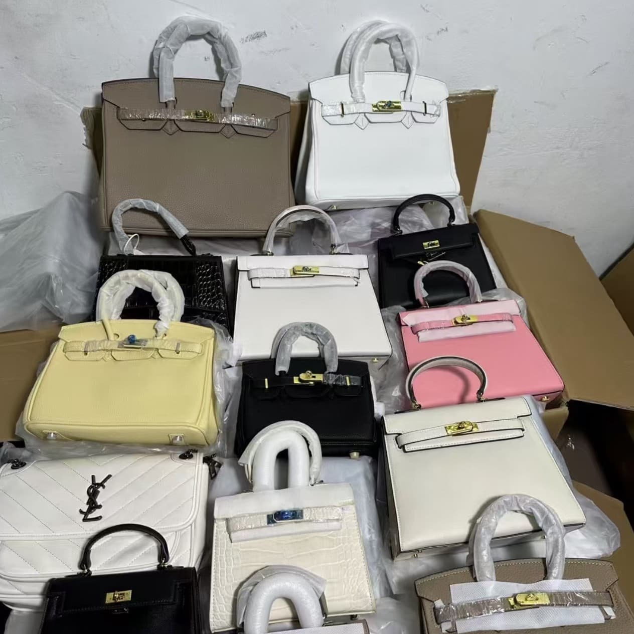 Women's handbags available Ladies handbags wholesale in stock