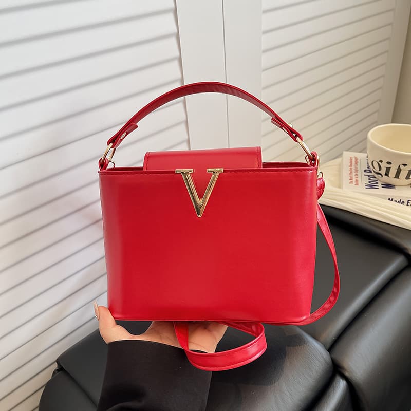 Cross-Border Women's Bag 2026 New Model V-Shaped Fashion Large-Capacity Handbag with a High-End Feel, Versatile for Commuting, Shoulder and Crossbody Bag