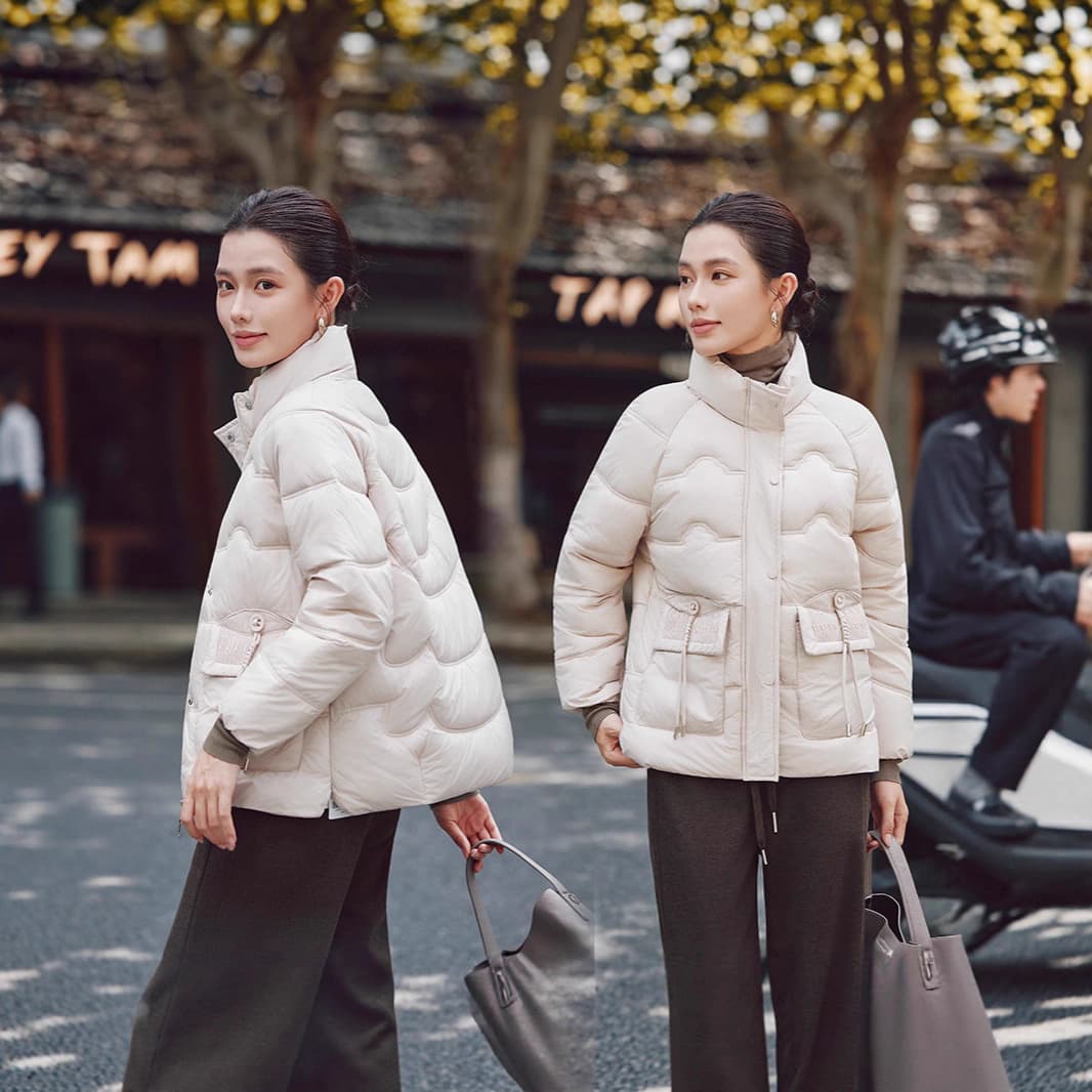 Autumn and winter new 2025 short cotton jacket for middle-aged and elderly women, loose thick warm cotton clothing, fashionable hooded coat for women.