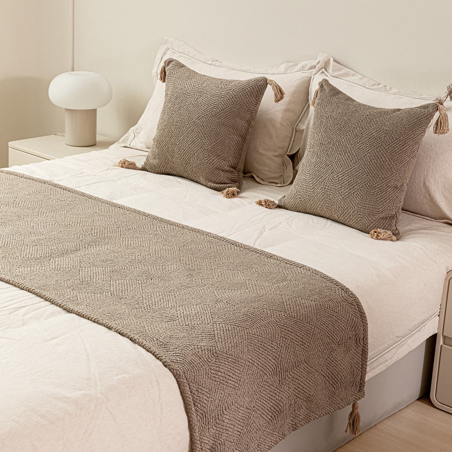 Instagram-worthy sofa blankets, knitted blankets, throw blankets, and bed runners for guesthouses, hotels, inns, and model rooms.