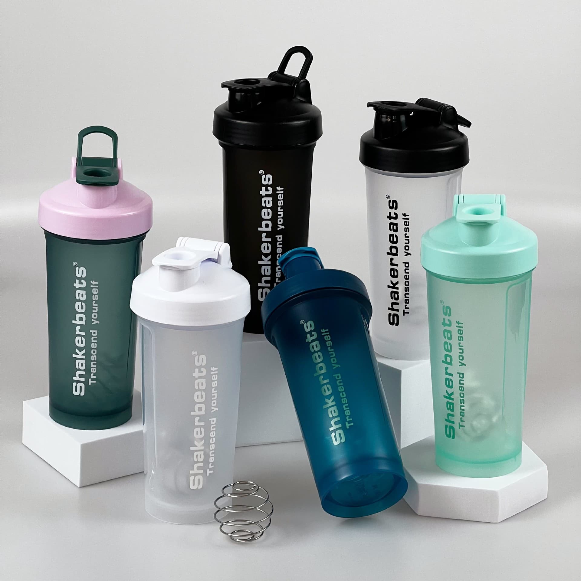 Shaker cup for protein powder smoothie, handheld fitness sports water bottle, plastic cup with logo, factory direct supply.