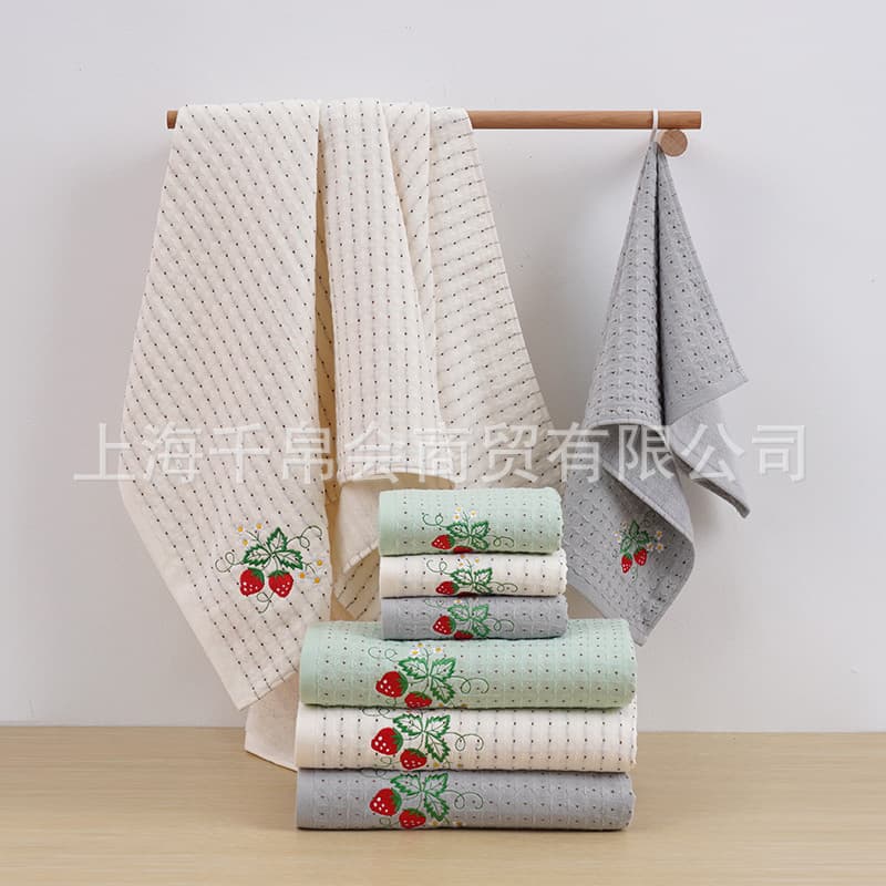 Honeycomb Untwisted Gauze Pure Cotton Towel Japanese Style Untwisted Bath Towel for Home Couples Soft Absorbent Embroidered Strawberry Set