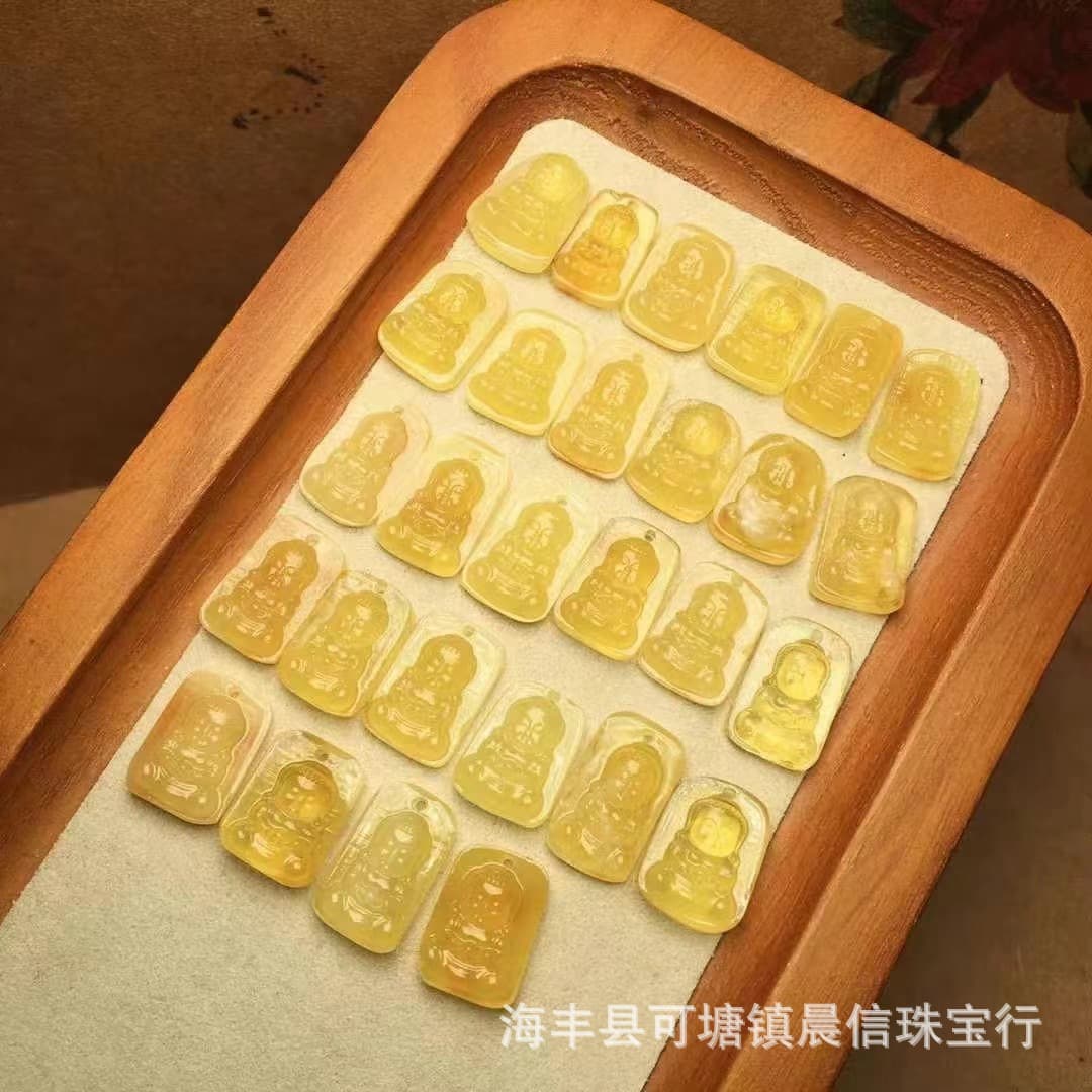 Manufacturer wholesales natural Russian material beeswax Maitreya Buddha baby Buddha accessories small pendant chicken oil yellow full honey must-have