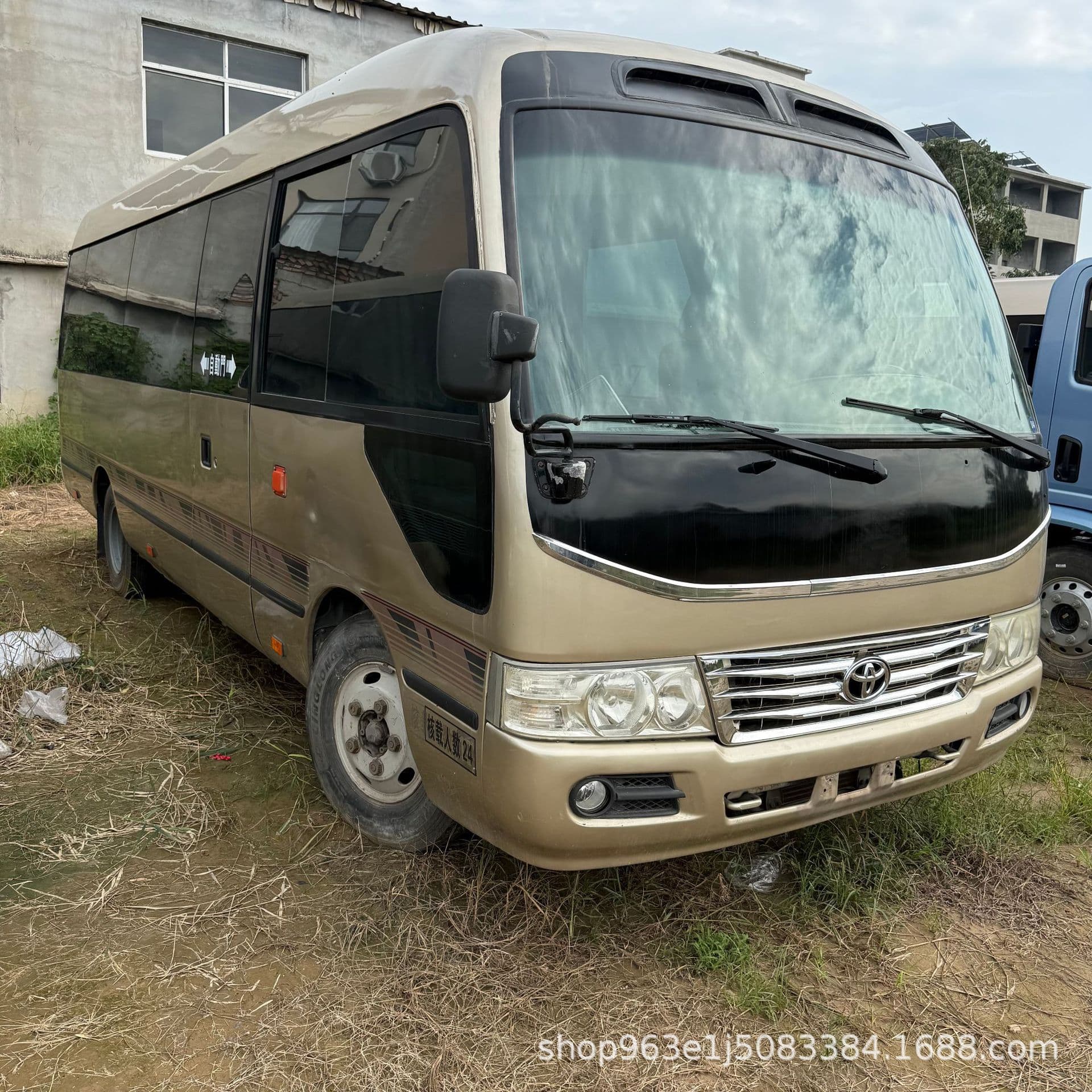 Export used foreign trade Toyota Coaster 17-20 seat large bus, 6-cylinder Coaster commuter medium bus