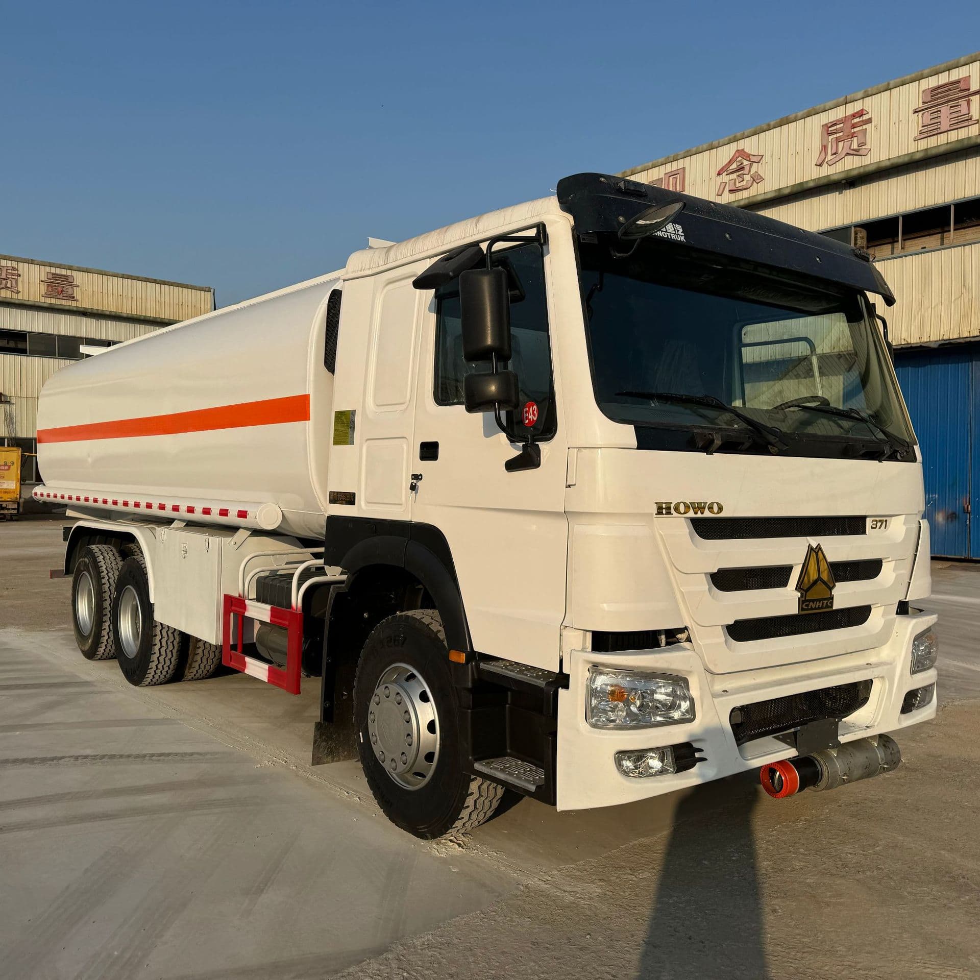 For sale and export: HOWO 8x4 oil tanker transport vehicles, 20-cubic meter diesel and gasoline mobile refueling vehicles, new tires