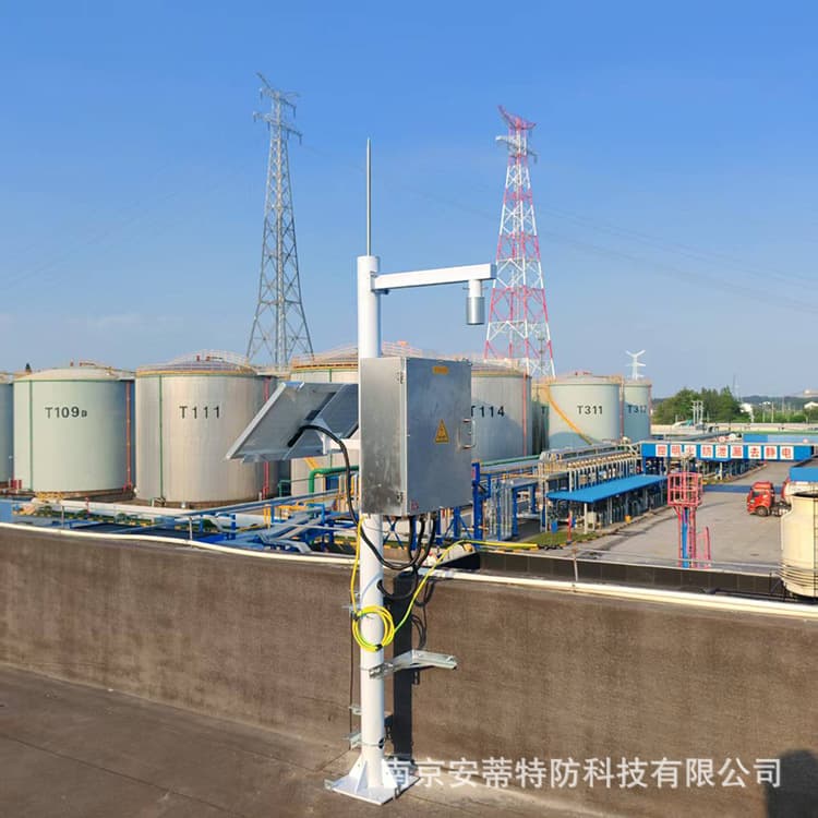 Lightning warning system for oil tank areas; lightning monitoring and early warning system for oil and gas storage bases.