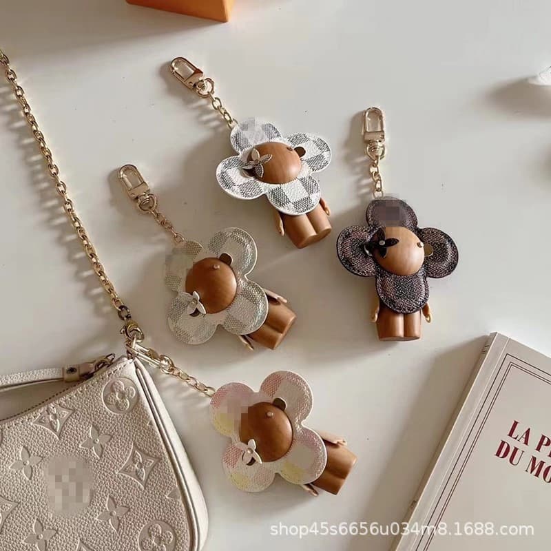 Big brand L home sunflower key chain pendant pendant bag accessories leather car mobile phone case pendant bag suitable