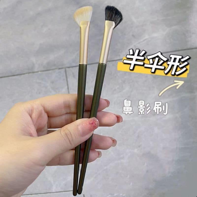 Half-fan nose shadow brush makeup brush sickle-shaped oblique head small fan-shaped shadow nose shadow blending brush makeup tool green