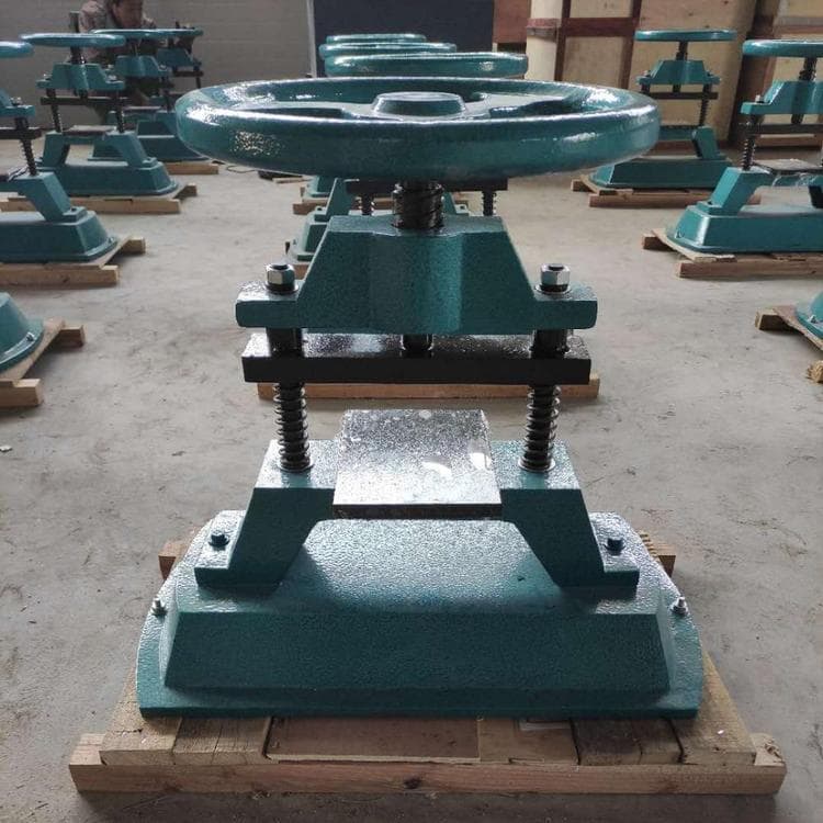 CPS-25 waterproof coil punching machine, can be used as a small punch press, with triple-threaded screw installed in the body's screw hole.