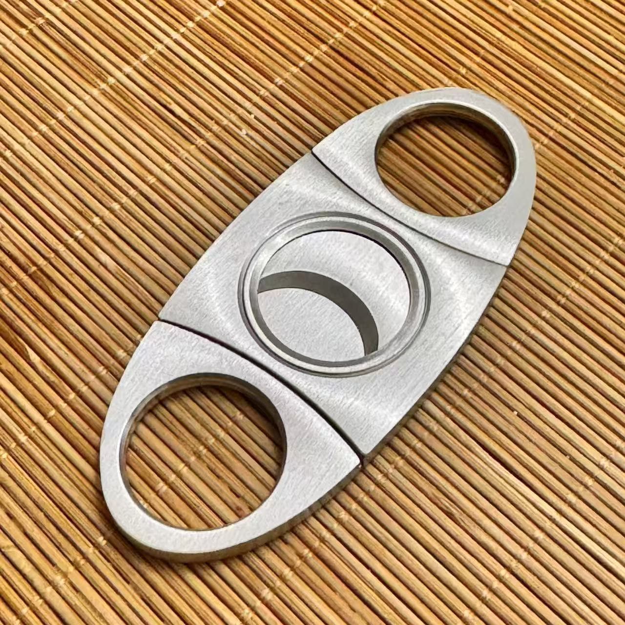 Stainless steel minimalist cigar cutter, European and American style cigar set, portable cigar cutter.