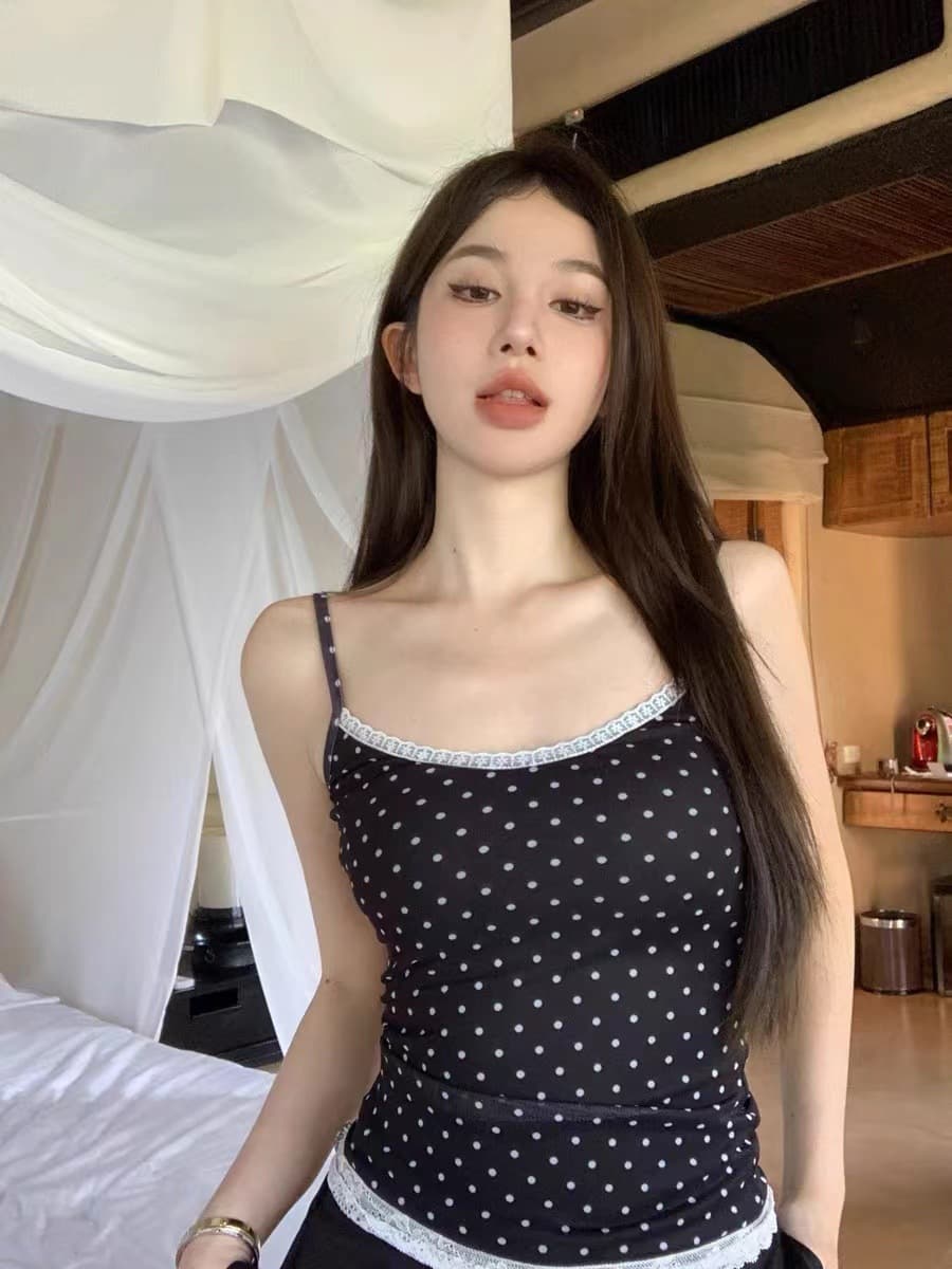 Niche design polka dot fake two-piece lace suspenders 2026 early spring new women's slim-sleeved short top