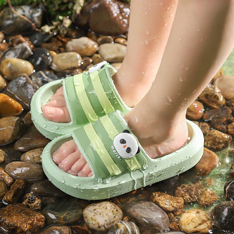 Factory Custom Wholesale Kids Cartoon Clog Sandals Summer Middle Big Kids Slippers Outdoor Bathroom Indoor Baby Slippers