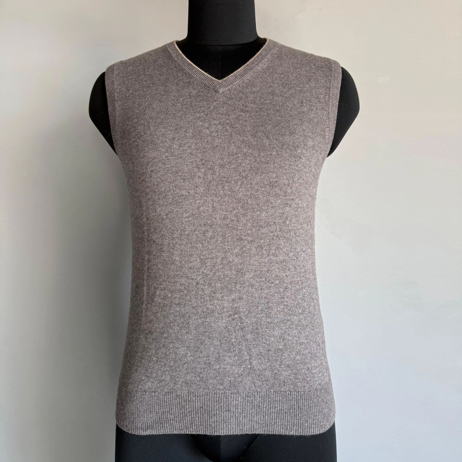 Men's solid color wool vest, basic style, autumn and winter, V-neck cashmere sweater, warm vest, business men's clothing vest