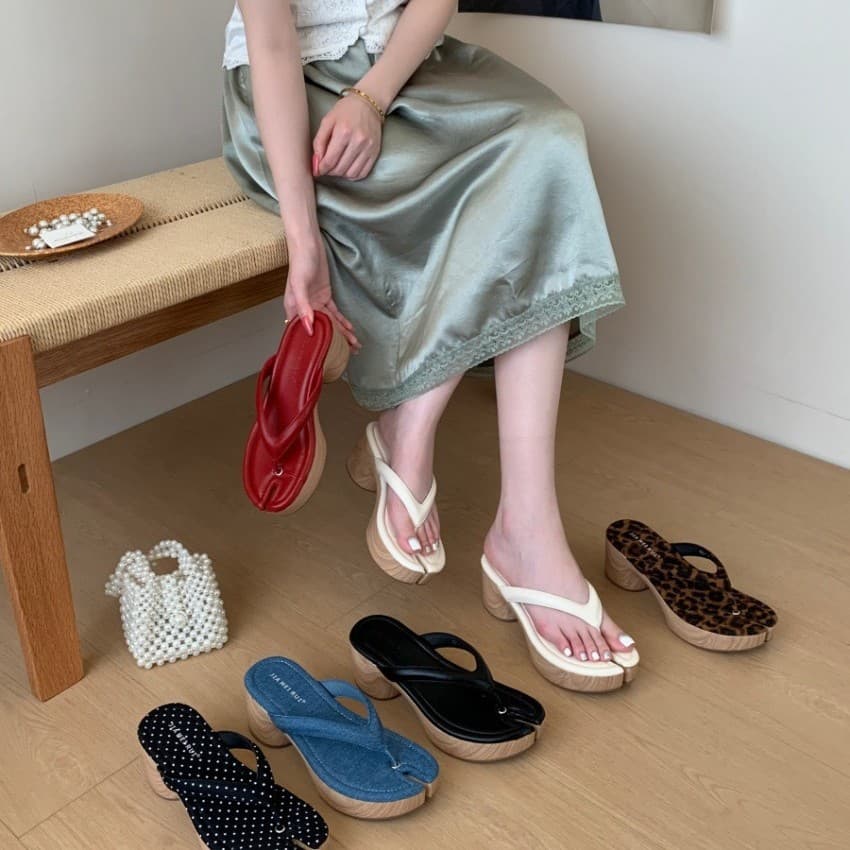 2026 First Encounter Season Suede Toe-Post Wedge Sandals for Women Summer Outdoor High-Heel Slippers with Skirt