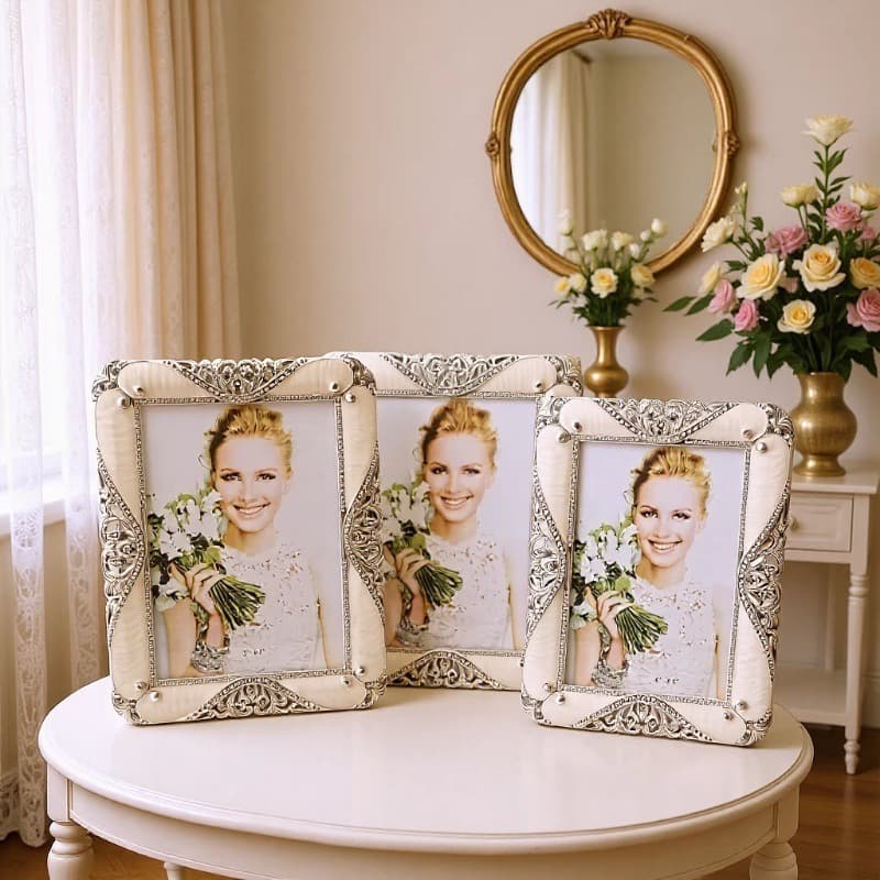 Modern simple metal photo frame, model house soft decoration table decoration, metal photo frame