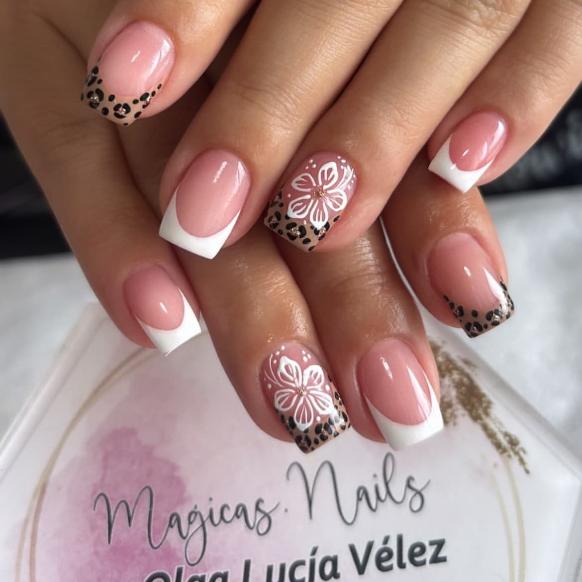 24 Pieces Black and White French Nail Tips with Small Floral Designs, Simple Leopard Print, European and American Style Wearable Nails, Hot-Selling Pure Desire Press-On Nails