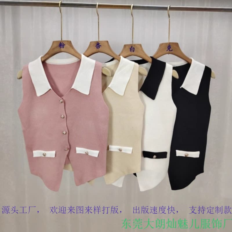Xiaoxiangfeng Contrast Color Lapel Knitted Vest for Women Spring 2026 Spring and Summer New Style High-End Gold Buckle Vest Waistcoat