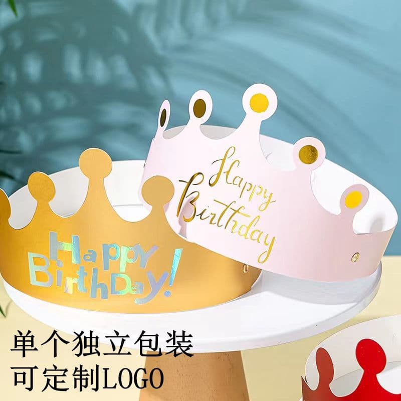 This foldable birthday hat is a popular choice on Instagram. It's a gold crown-shaped hat for children's first birthday parties.